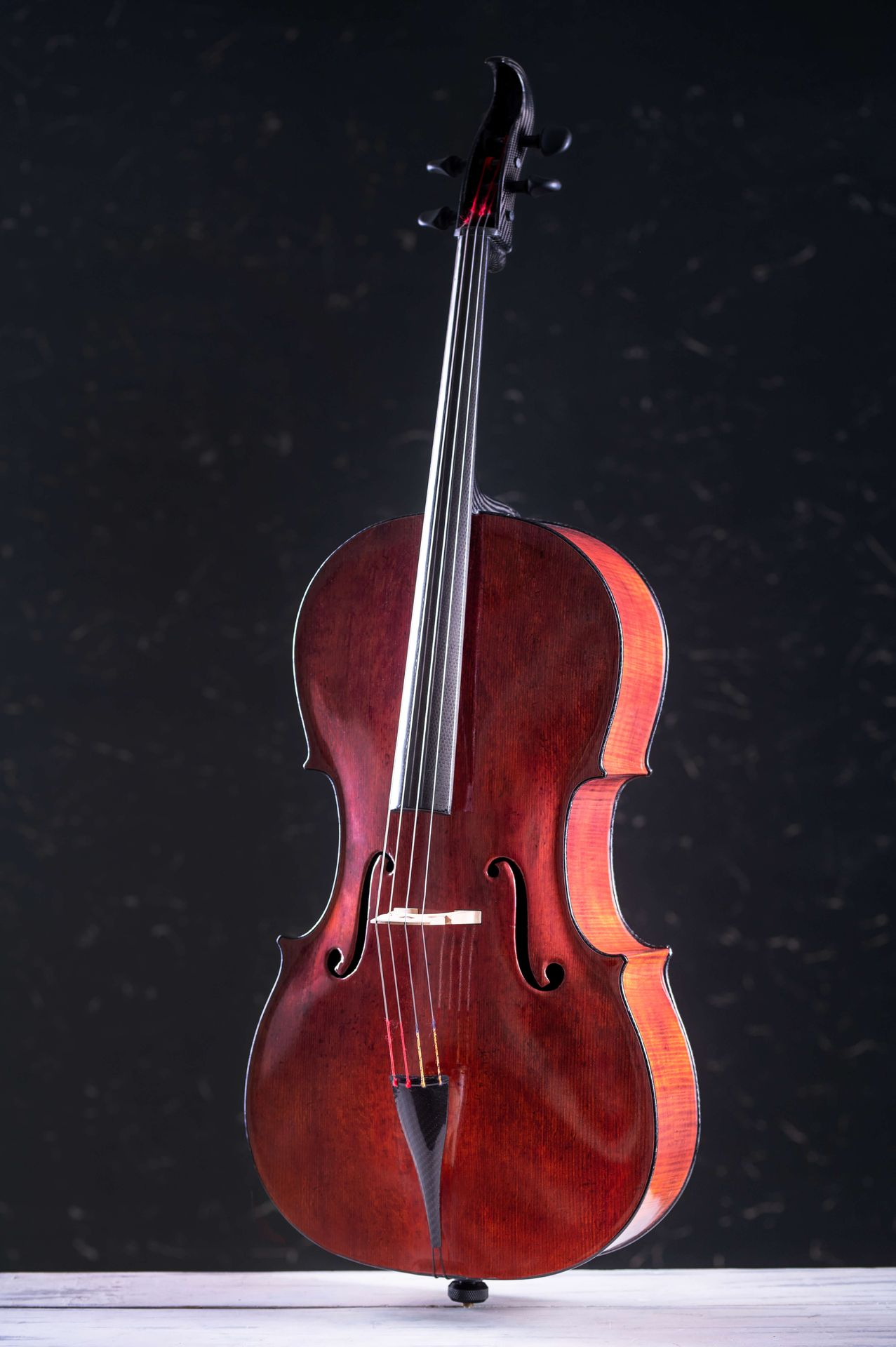 CoRe Soloist 3D carbon cello by Gery Mohl – handcrafted composite instrument with 3D foil wrapping, combining wood-inspired aesthetics with superior acoustic precision and innovative lightweight design