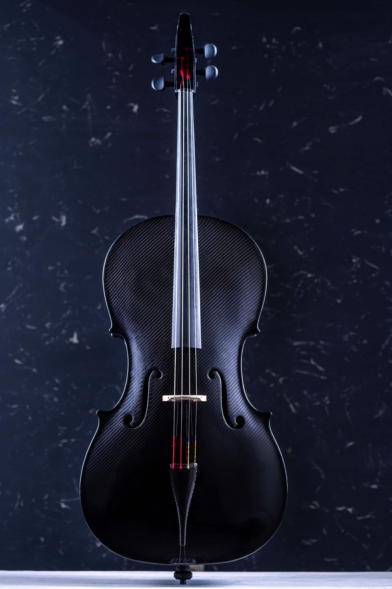 CoRe Soloist Black Edition Carbon-Cello von Gery Mohl – handgefertigtes Instrument aus Hochleistungs-Verbundmaterialien mit kraftvoller Resonanz, überragender Stabilität und minimalistischer schwarzer Ästhetik für professionelle Musiker