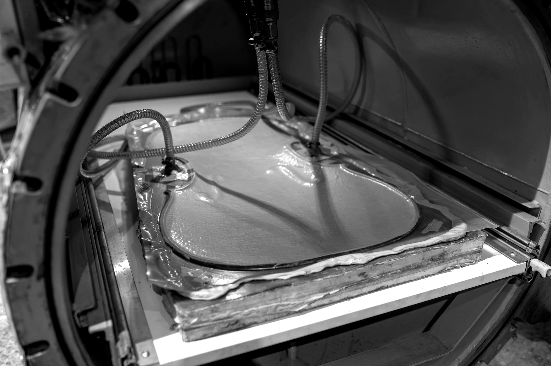 Gery Mohl placing a Composite Resonance carbon cello body into the autoclave – showcasing CoRe’s innovative composite-curing technology for unmatched durability and acoustic stability